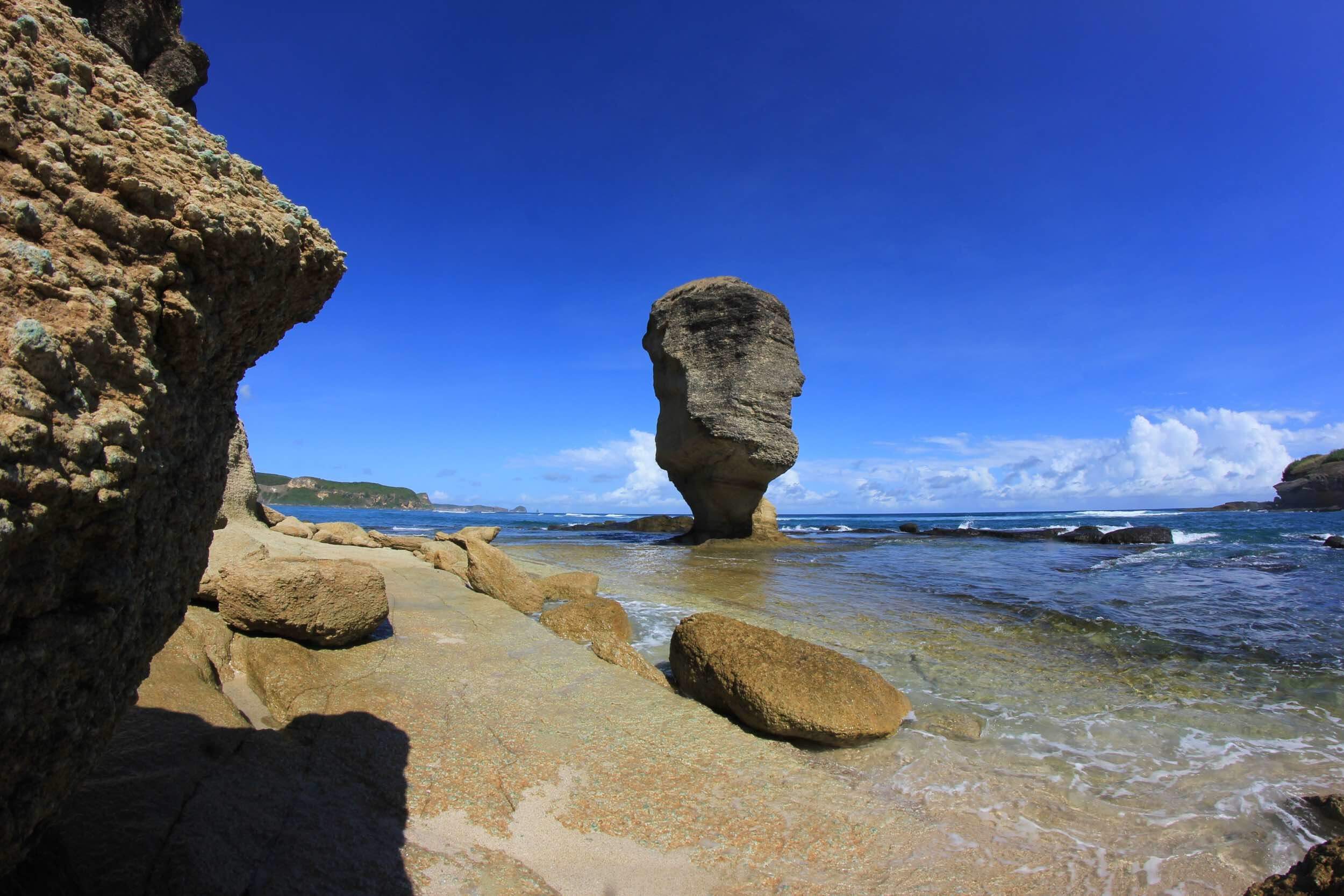 https://cdn.forevervacation.com/uploads/attraction/batu-payung-2788.jpg
