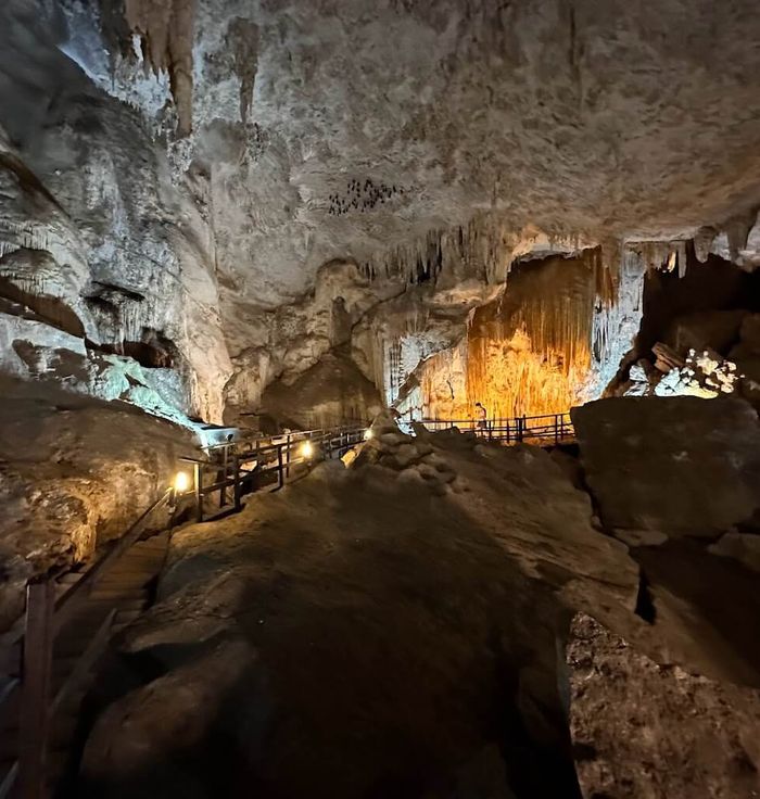 Diamond Cave (Tham Phra Nang Nai)