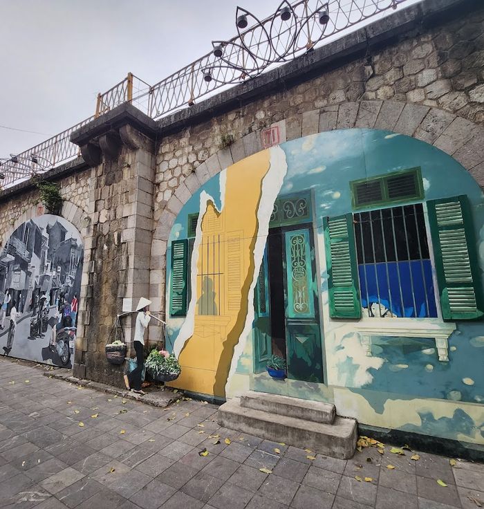 Phung Hung Mural Street