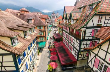 Kuala Lumpur Colmar Tropicale French Village and Chin Swee Cave Temple Tour