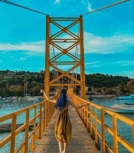 Yellow bridge Nusa Ceningan