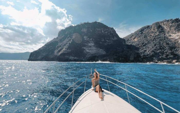 Private Boat to Nusa Penida with Snorkeling, Mantas & Land Tour